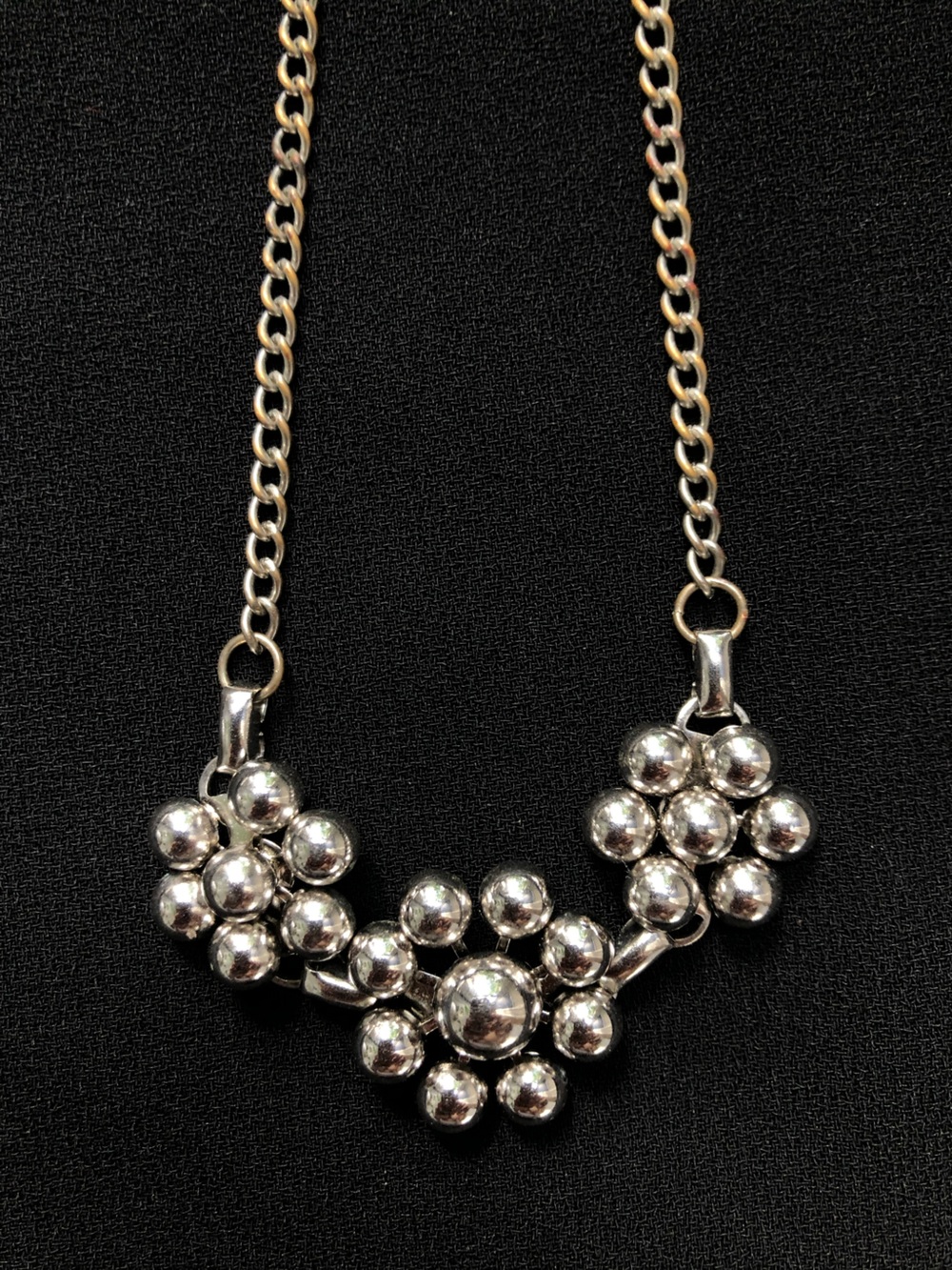 1950s ATOMIC Floral Necklace. Silver toned.
